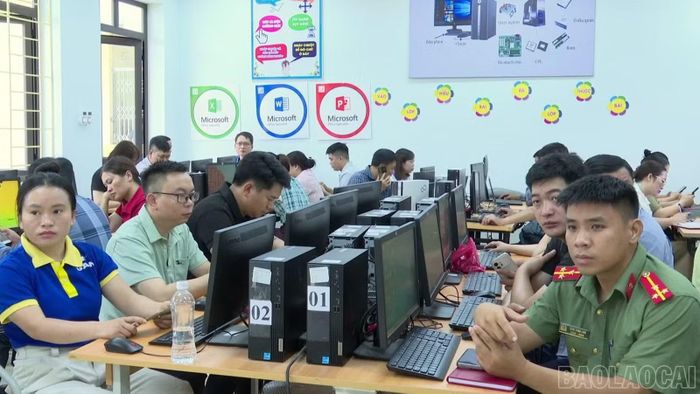 Quang cảnh lớp tập huấn nâng cao kỹ năng số cho cán bộ cơ sở và thành viên tổ công nghệ số cộng đồng tại xã Bản Xèo.