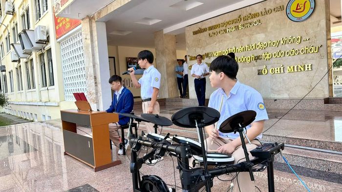 Câu lạc bộ Nghệ thuật Trường THPT Lào Cai tổ chức nhiều hoạt động ý nghĩa giờ ra chơi.