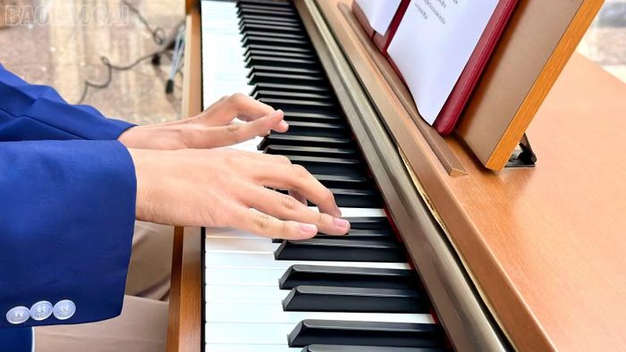 Em Nguyễn Bảo Nam (lớp 10A4, Trường THPT Lào Cai) khuấy động sân trường giờ ra chơi bằng tiếng đàn piano.
