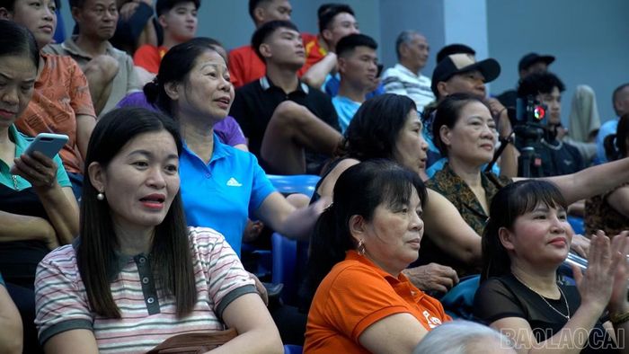 Đông đảo khán giả đến cổ vũ cho các đội thi đấu.