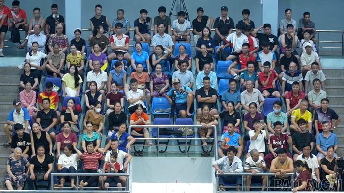 Các trận đấu thu hút sự quan tâm, cổ vũ của đông đảo khán giả.