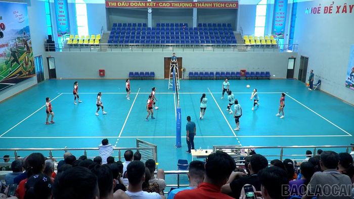 Các vận động viên tranh tài quyết liệt ở môn bóng chuyền tại Đại hội Thể dục, thể thao tỉnh Lào Cai lần thứ I, năm 2026.