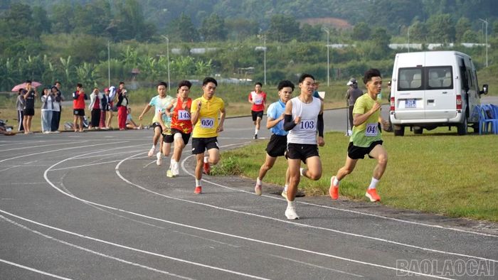 Nội dung chung kết môn điền kinh tiếp tục mang về huy chương cho các đoàn tham dự Đại hội.