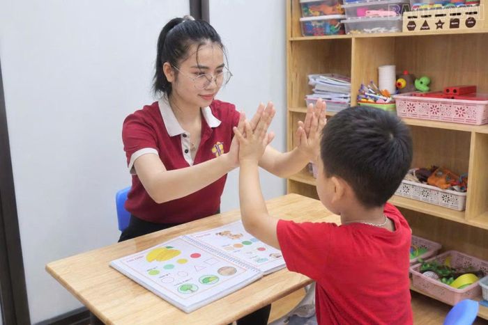 Cô Phạm Thị Kiều tương tác, hướng dẫn học sinh trong một buổi học can thiệp tại Trung tâm.