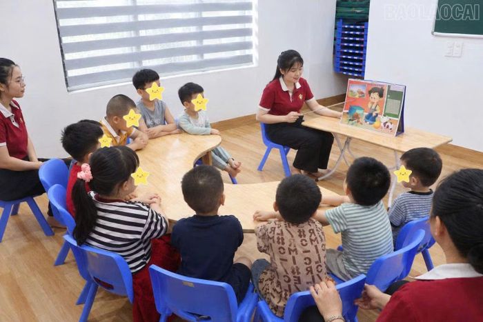 Hoạt động học tập nhóm nhỏ giúp giáo viên dễ dàng quan sát, hướng dẫn và tương tác với từng học sinh.