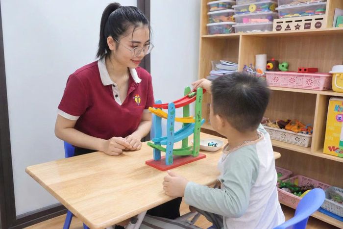 Sự tiến bộ giúp trẻ tự tin kết nối và chủ động hơn trong sinh hoạt.