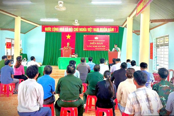 Ủy ban MTTQ xã Đắk Song tổ chức diễn đàn "Lắng nghe dân nói" nhằm tạo điều kiện để Nhân dân được trực tiếp phản ánh tâm tư, nguyện vọng, ý kiến và kiến nghị tới các cấp ủy, chính quyền cùng các cơ quan chức năng
