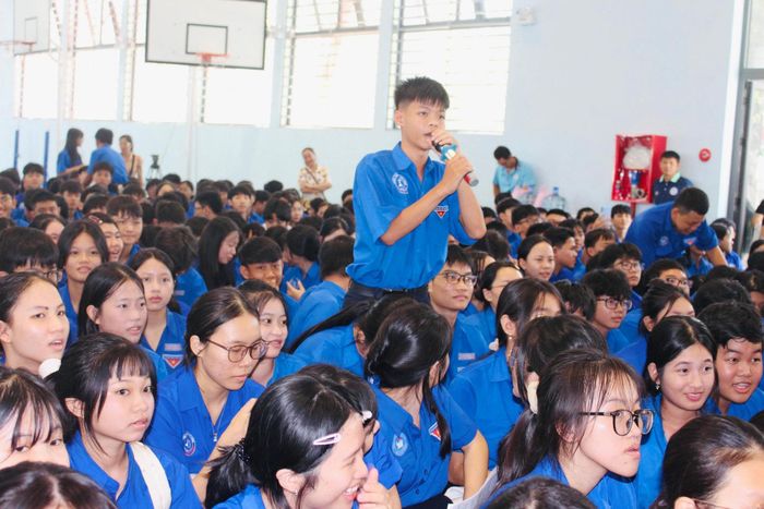 Học sinh trả lời các câu hỏi giao lưu.