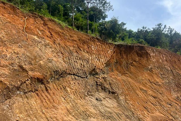 Ta luy dương khu vực sụt lún trên Quốc lộ 28, đoạn qua xã Phúc Thọ - Lâm Hà đang xuất hiện nhiều vết nứt lớn dần