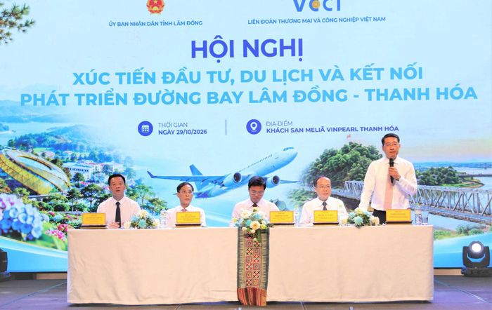 Các đồng chí chủ trì hội nghị