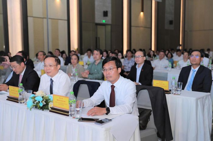 Tỉnh ủy viên, Phó Chủ tịch UBND tỉnh Lâm Đồng Đinh Văn Tuấn (hàng đầu bên phải) cùng các đại biểu tham dự hội nghị