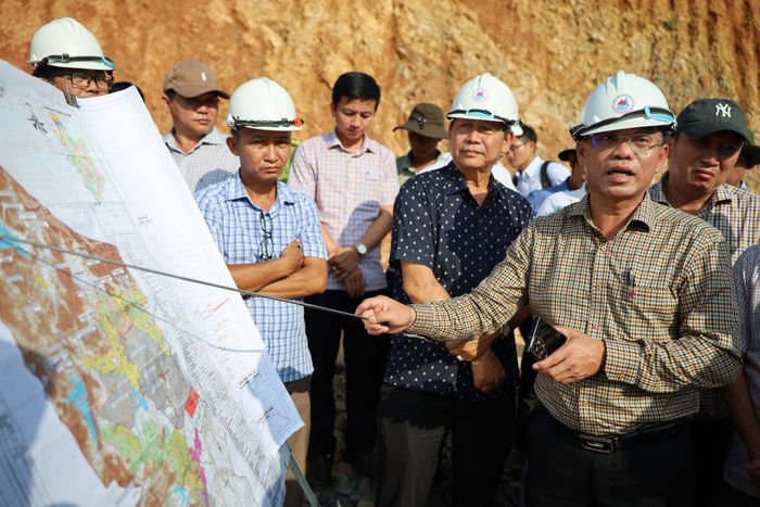 Ông Nguyễn Ngọc Đông, Phó Giám đốc Ban Quản lý dự án đầu tư xây dựng số 2 thông tin với đoàn công tác của tỉnh về tiến độ dự án Hồ chứa nước Ka Pét
