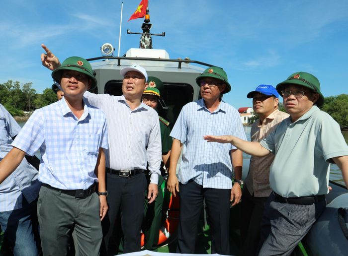 Các đồng chí lãnh đạo UBND tỉnh và các sở, ngành kiểm tra hiện trạng dọc hai bên sông Cà Ty