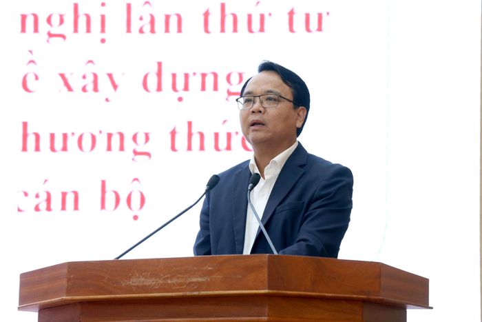 Phó Bí thư Thường trực Tỉnh ủy Đặng Hồng Sỹ quán triệt các nghị quyết tại hội nghị