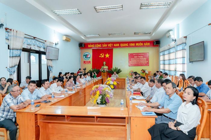 Quang cảnh học tập nghị quyết tại điểm cầu Đảng ủy xã Tánh Linh. (Ảnh: Phan Thái Tùng)