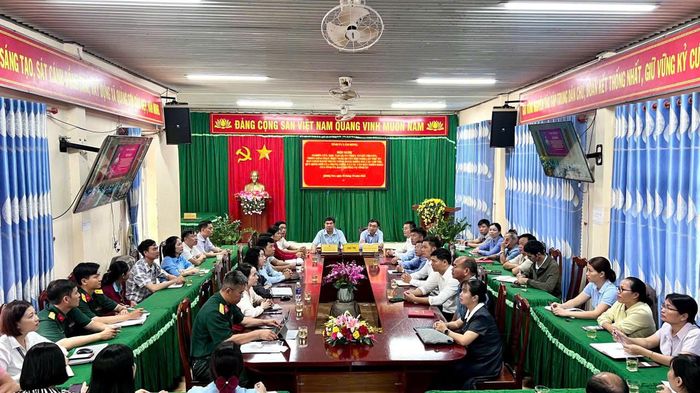 Cán bộ, công chức xã Quảng Sơn dự và theo dõi hội nghị