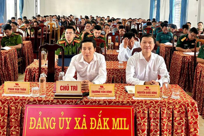 Lãnh đạo Đảng ủy, UBND xã Đắk Mil dự và theo dõi hội nghị