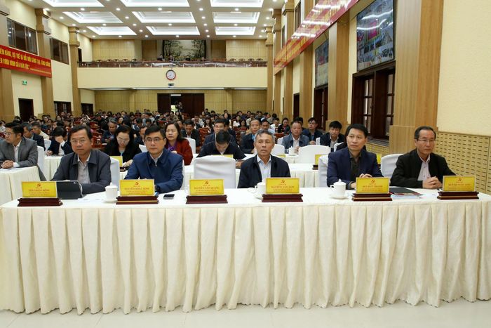 Các đồng chí Ủy viên Ban Thường vụ Tỉnh ủy dự hội nghị