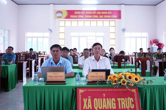 Lãnh đạo Đảng ủy, UBND xã Quảng Trực dự và theo dõi hội nghị