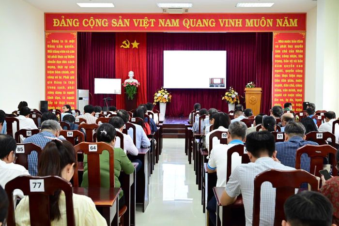 Tập thể lãnh đạo, công chức, người lao động UBND phường Phú Thủy tham dự hội nghị trực tuyến của Tỉnh ủy