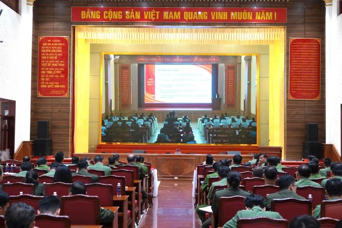 Quang cảnh học tập nghị quyết tại điểm cầu Công an tỉnh. (Ảnh: Tú Trâm)