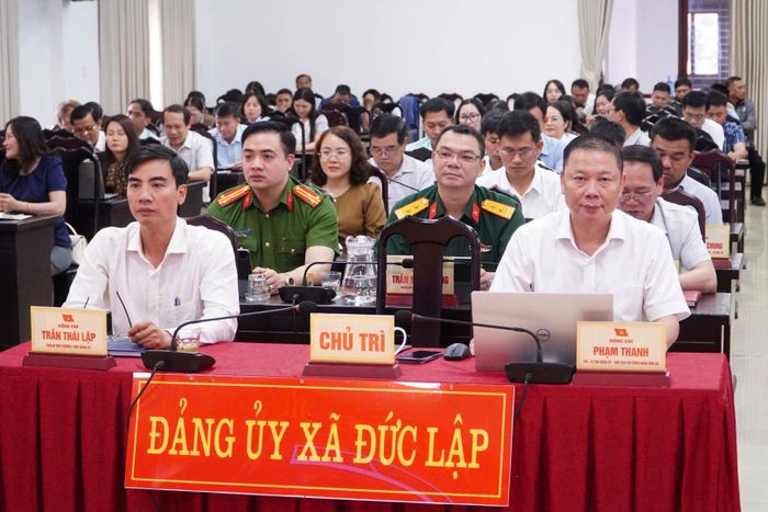 Lãnh đạo Đảng ủy xã Đức Lập theo dõi hội nghị quán triệt, triển khai các nghị quyết