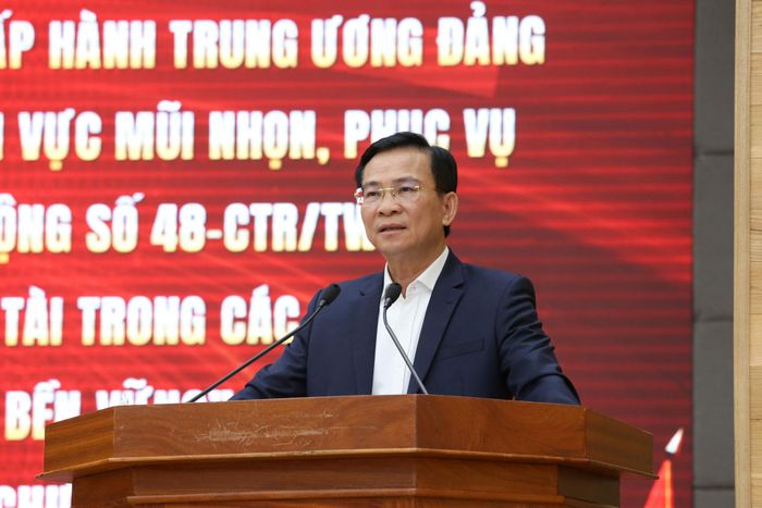 Đồng chí Hồ Văn Mười, Ủy viên Ban Chấp hành Trung ương Đảng, Phó Bí thư Tỉnh ủy, Chủ tịch UBND tỉnh quán triệt nghị quyết về thu hút, trọng dụng nhân tài tại hội nghị