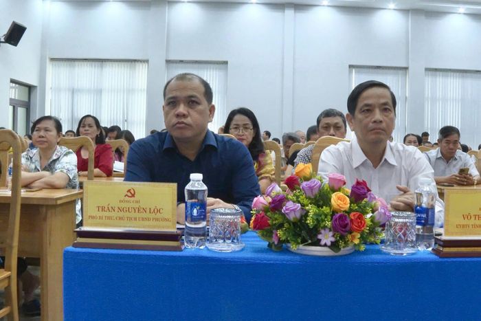 Ủy viên Ban Thường vụ Tỉnh ủy, Bí thư Đảng ủy phường Phan Thiết Võ THanh Bình cùng lãnh đạo UBND phường tham dự hội nghị trực tuyến tại điểm cầu phường Phan Thiết