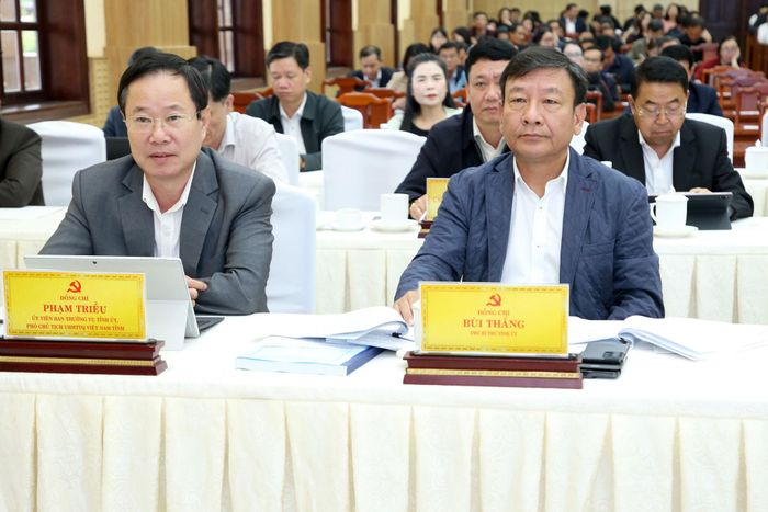 Đồng chí Bùi Thắng, Phó Bí thư Tỉnh ủy (bên phải) và đồng chí Phạm Triều, Ủy viên Ban Thường vụ Tỉnh ủy, Phó Chủ tịch Thường trực Ủy ban MTTQ Việt Nam tỉnh (bên trái) dự hội nghị