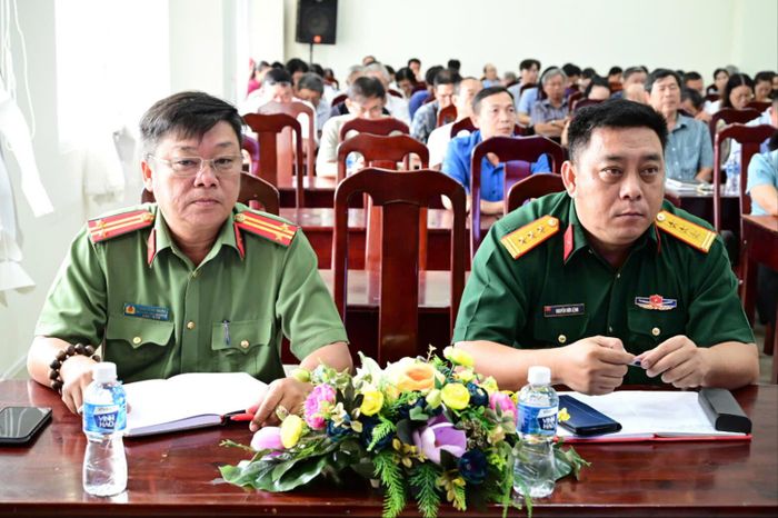 Tập thể lãnh đạo, công chức, người lao động UBND phường Phú Thủy tham dự hội nghị trực tuyến của Tỉnh ủy