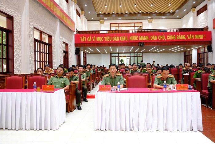 Quang cảnh học tập nghị quyết tại điểm cầu Công an tỉnh. (Ảnh: Tú Trâm)