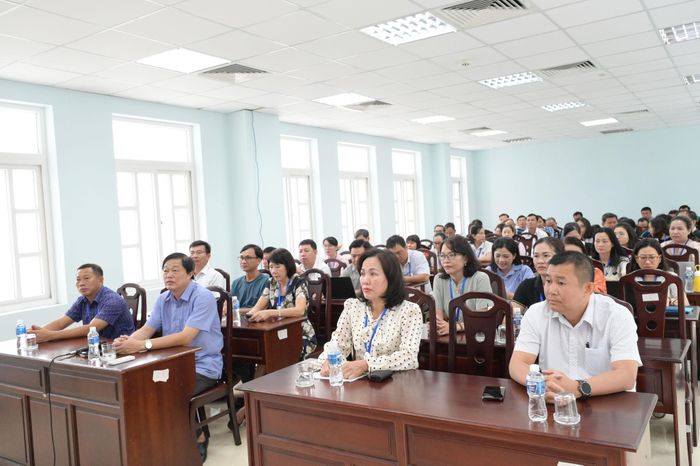 Tập thể lãnh đạo, viên chức, người lao động Báo và PTTH Lâm Đồng cơ sở Phú Thủy tham dự hội nghị trực tuyến của Tỉnh ủy. (Ảnh: Minh Vân)
