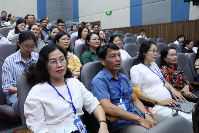 Cán bộ, phóng viên, nhân viên Báo và PTTH Lâm Đồng cơ sở Bắc Gia Nghĩa theo dõi hội nghị trực tuyến. (Ảnh: Dương Phong)