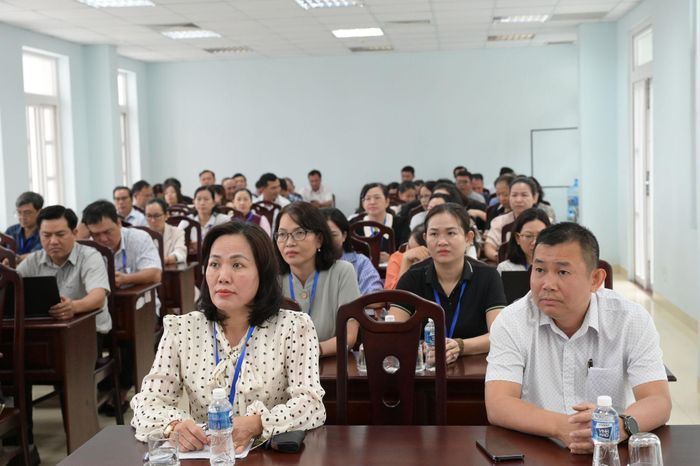 Tập thể lãnh đạo, viên chức, người lao động Báo và PTTH Lâm Đồng cơ sở Phú Thủy tham dự hội nghị trực tuyến. (Ảnh: Minh Vân)