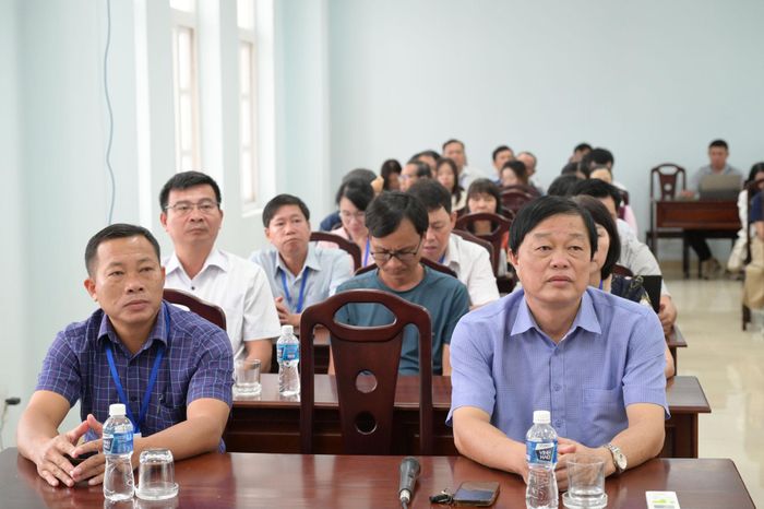 Tập thể lãnh đạo, viên chức, người lao động Báo và PTTH Lâm Đồng cơ sở Phú Thủy tham dự hội nghị trực tuyến của Tỉnh ủy. (Ảnh: Minh Vân)