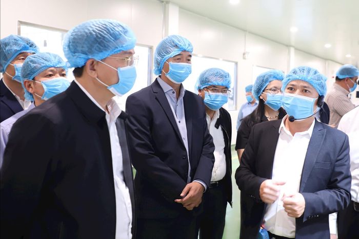 Ủy viên Ban Chấp hành Trung ương Đảng, Phó Bí thư Tỉnh ủy, Chủ tịch UBND tỉnh Hồ Văn Mười (ngoài cùng bên trái) nắm bắt tình hình hoạt động sản xuất tại các doanh nghiệp trên địa bàn