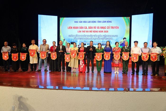 Ban Tổ chức tặng cờ lưu niệm cho các câu lạc bộ tham dự