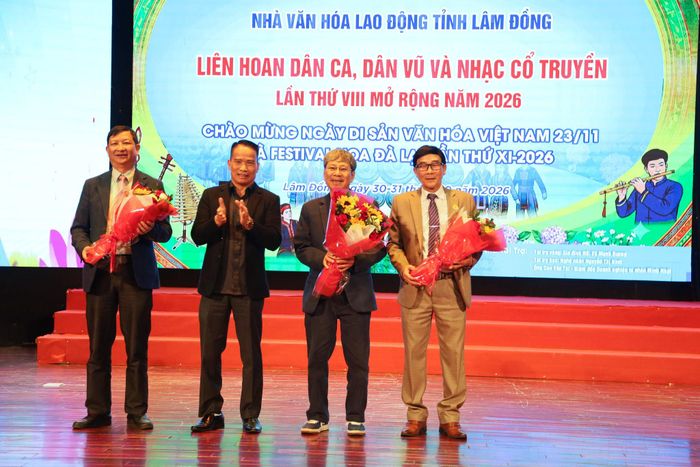 Ban Tổ chức tặng hoa cho Ban Giám khảo tại liên hoan