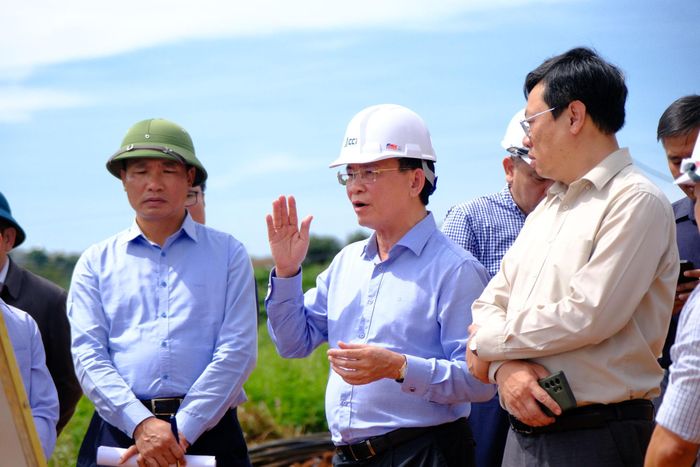 Đồng chí Hồ Văn Mười, Chủ tịch UBND tỉnh yêu cầu các đơn vị nhà thầu thi công tập trung mọi nguồn nhân lực, con người nhằm đẩy nhanh tiến độ thi công dự án