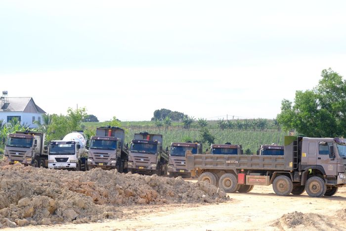 Mặc dù nhà thầu Tổng Công ty Xây dựng số 1 (CC1) đã bố trí nhiều xe ben, máy xúc và phương tiện cơ giới, tuy nhiên chỉ có một vài phương tiện hoạt động, số còn lại nằm "án binh bất động" tại công trường