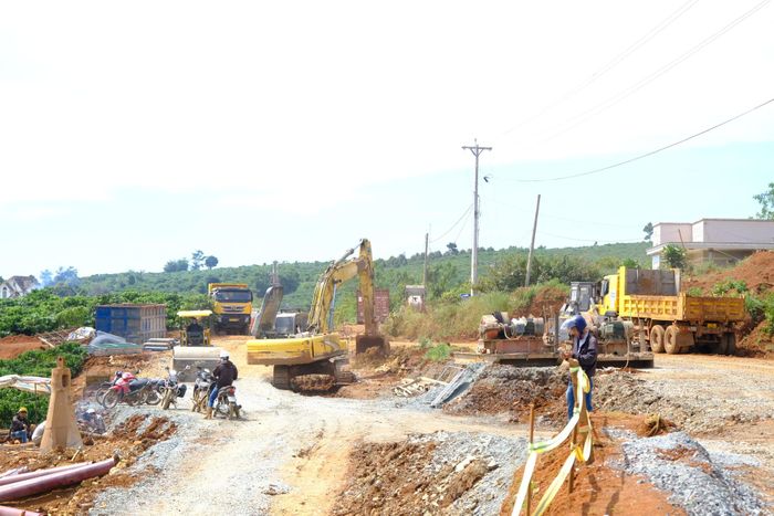 Chủ tịch UBND tỉnh Hồ Văn Mười biểu dương Công ty Cổ phần Thành Đạt về tiến độ triển khai tại vị trí Km152+500, thuộc dự án cao tốc Bảo Lộc - Liên Khương
