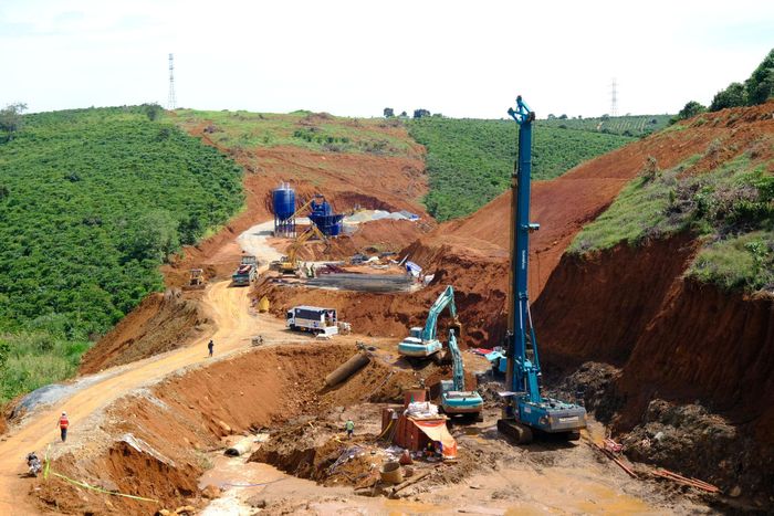 Tại vị trí cầu Km152+500 do Công ty Cổ phần Thành Đạt thi công, không khí công trường có phần sôi động hơn