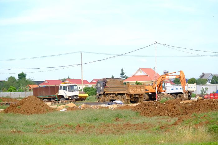 Nhiều phương tiện thi công vẫn đang trong tình trạng nằm chờ tại vị trí nút giao Phú Hội