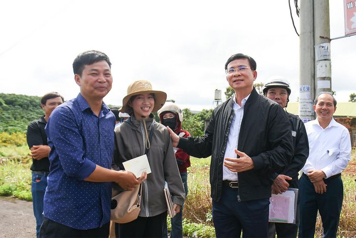 Đồng chí Hồ Văn Mười, Ủy viên Ban Chấp hành Trung ương Đảng, Phó Bí thư Tỉnh ủy, Chủ tịch UBND tỉnh Lâm Đồng thăm hỏi, động viên người dân thuộc diện giải phóng mặt bằng vùng dự án cao tốc đi qua