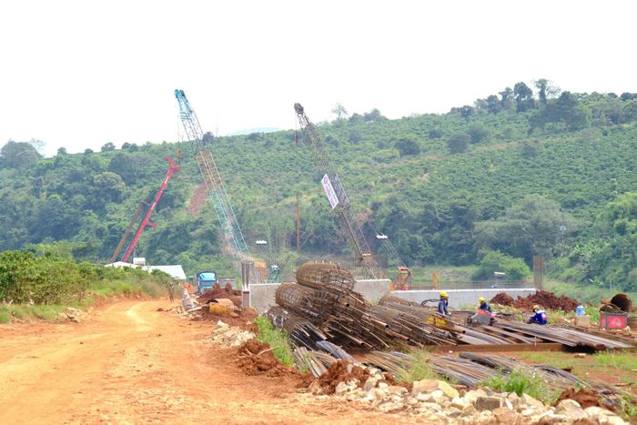 Tại vị trí cầu Km162+750, thuộc xã Gia Hiệp, do Công ty Phương Thành thi công có nhiều chuyển biến, đơn vị đang triển khai nhiều hạng mục cùng lúc 
