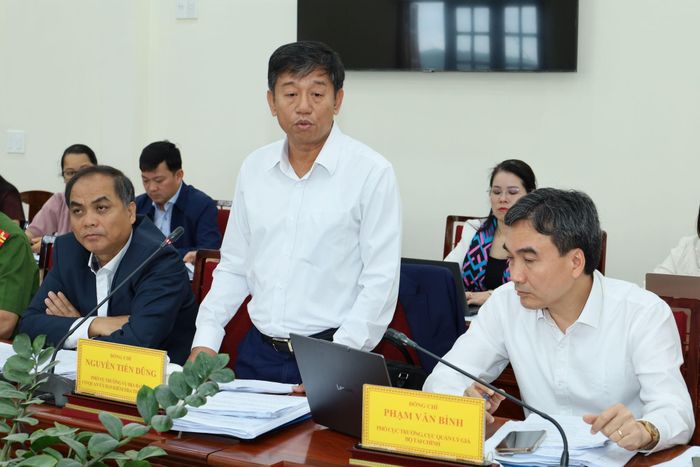 Phó Vụ trưởng Vụ địa bàn VII - Ủy ban Kiểm tra Trung ương Nguyễn Tiến Dũng nêu ý kiến tại buổi làm việc