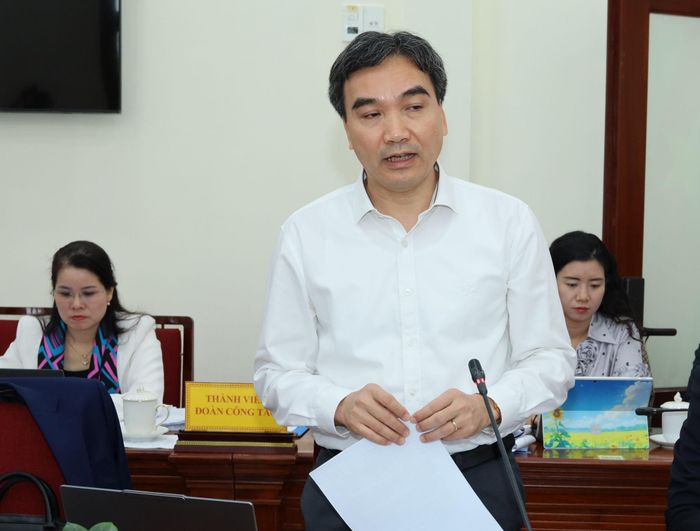 Phó Cục trưởng Cục Quản lý giá - Bộ Tài chính Phạm Văn Bình nêu ý kiến tại buổi làm việc