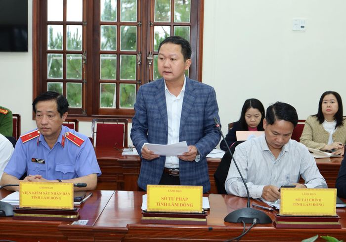 Quyền Giám đốc Sở Tư pháp Lâm Đồng Trần Thanh Tài báo cáo tại buổi làm việc