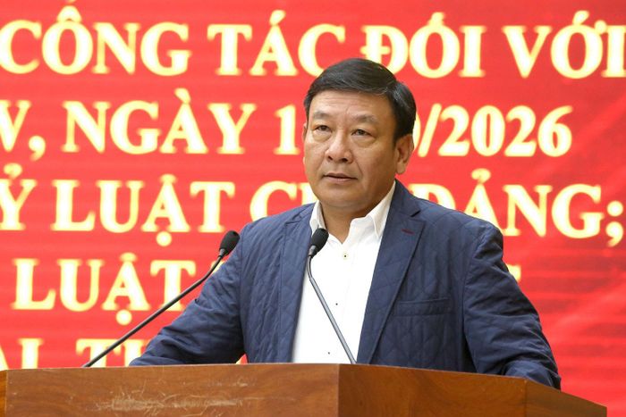 Đồng chí Bùi Thắng, Phó Bí thư Tỉnh ủy quán triệt các nghị quyết về công tác cán bộ tại hội nghị