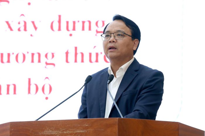Phó Bí thư Thường trực Tỉnh ủy Đặng Hồng Sỹ quán triệt các nghị quyết tại hội nghị